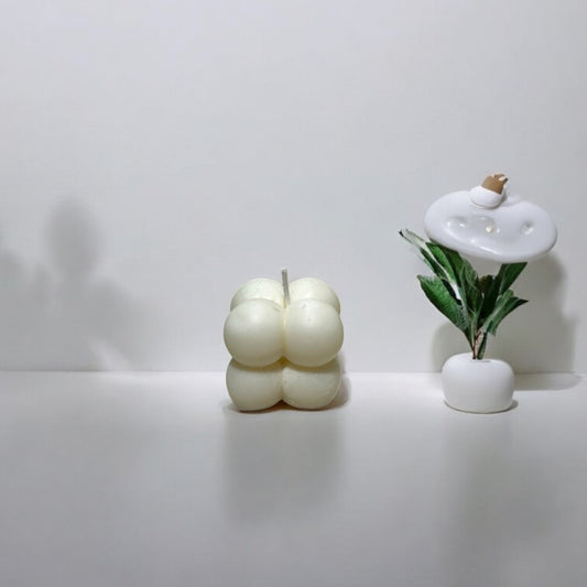 Candela artigianale Cubetto in cera vegetale bianca, design minimal firmato Essenza di Luce.