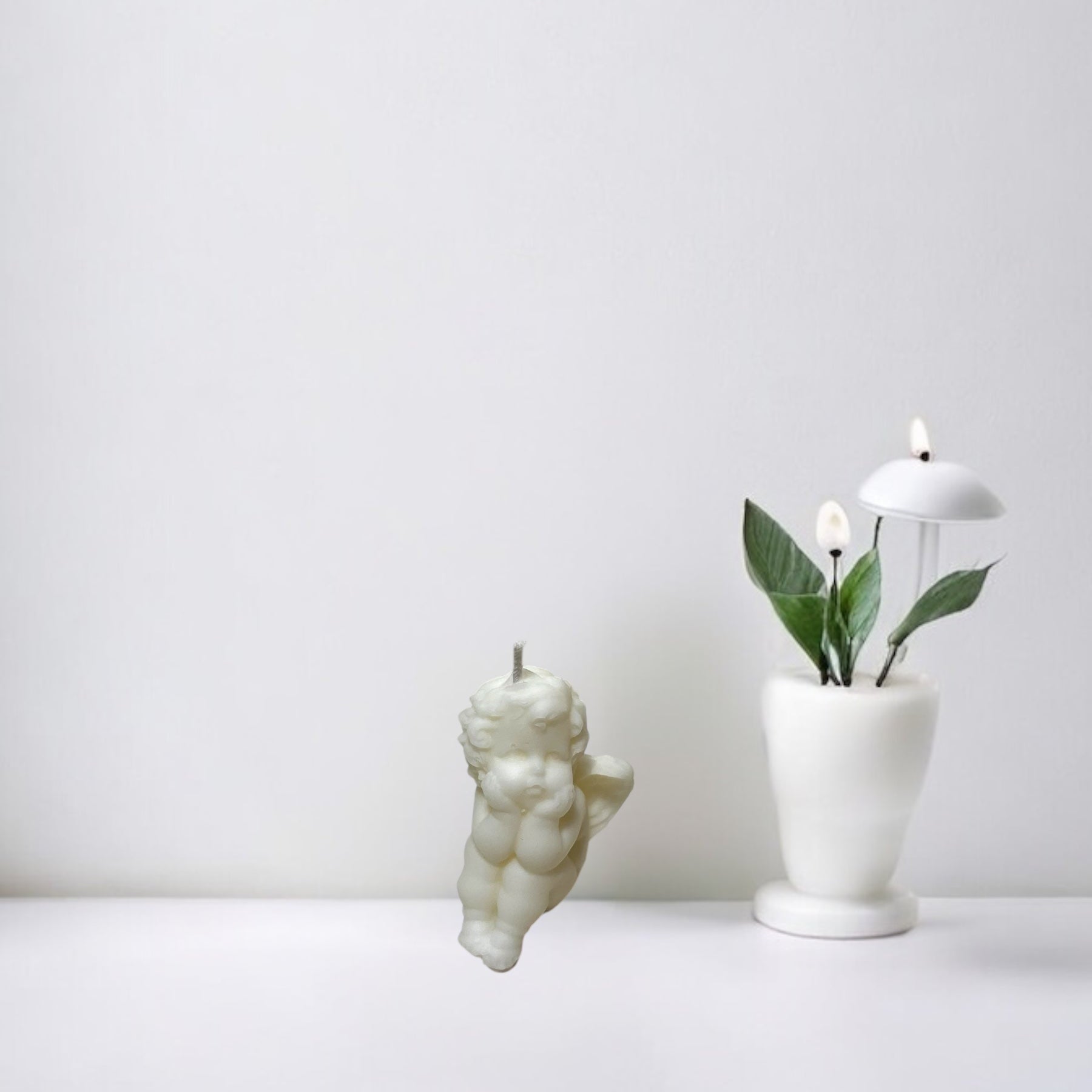 Candela Angioletto piccolo in cera vegetale profumata, ideale per bomboniere o ricorrenze sacre.