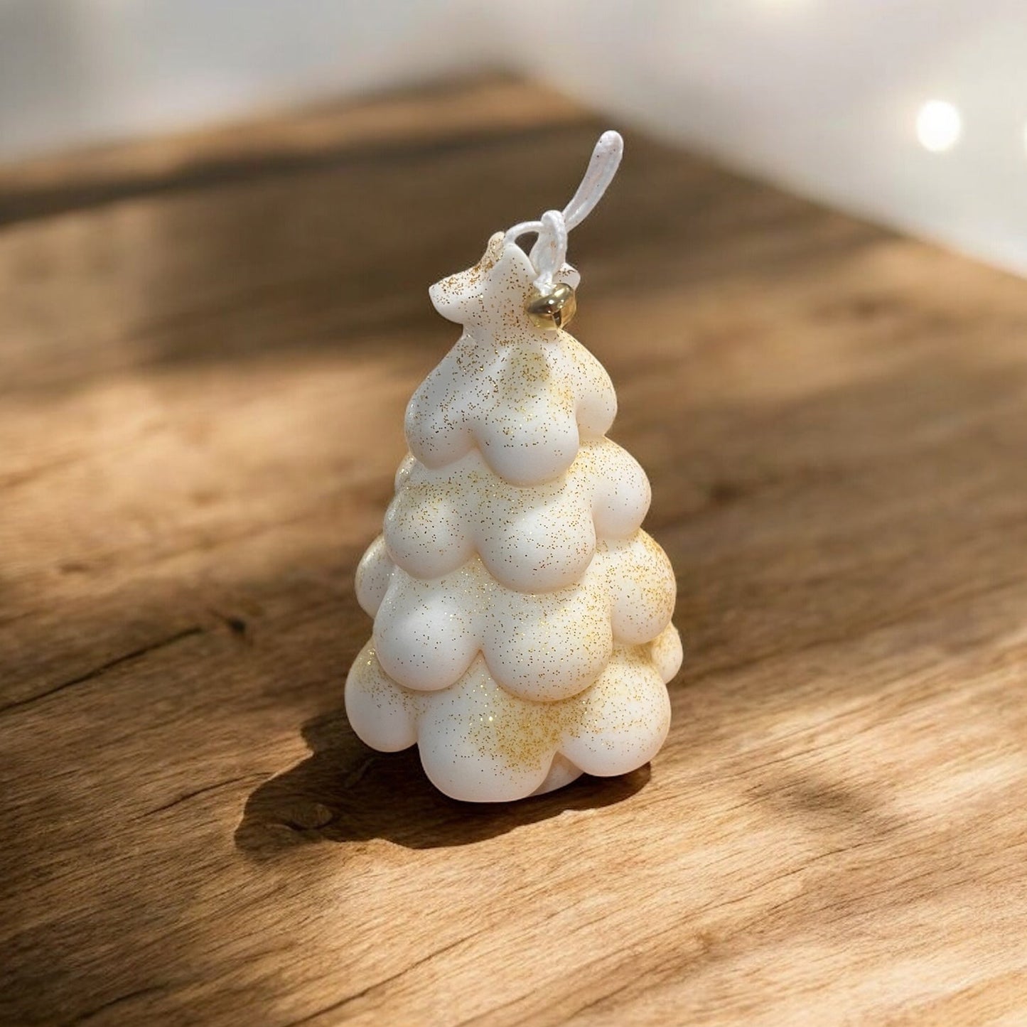 Candela artigianale a forma di albero di Natale in cera vegetale bianca con glitter dorati, decorazione natalizia elegante