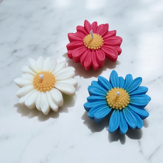 Candele artigianali profumate a forma di margherita, realizzate a mano da Essenza di Luce.