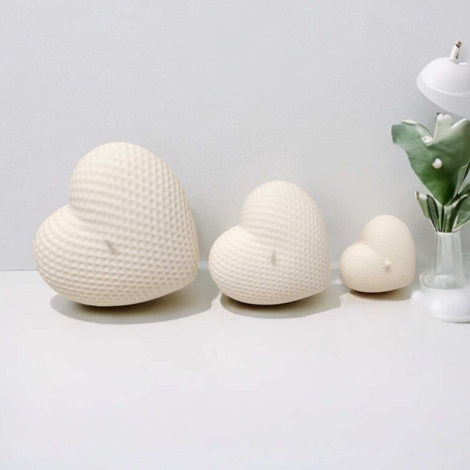 Candele Tris di Cuori bianche in cera vegetale profumata, perfette per matrimonio o home decor.