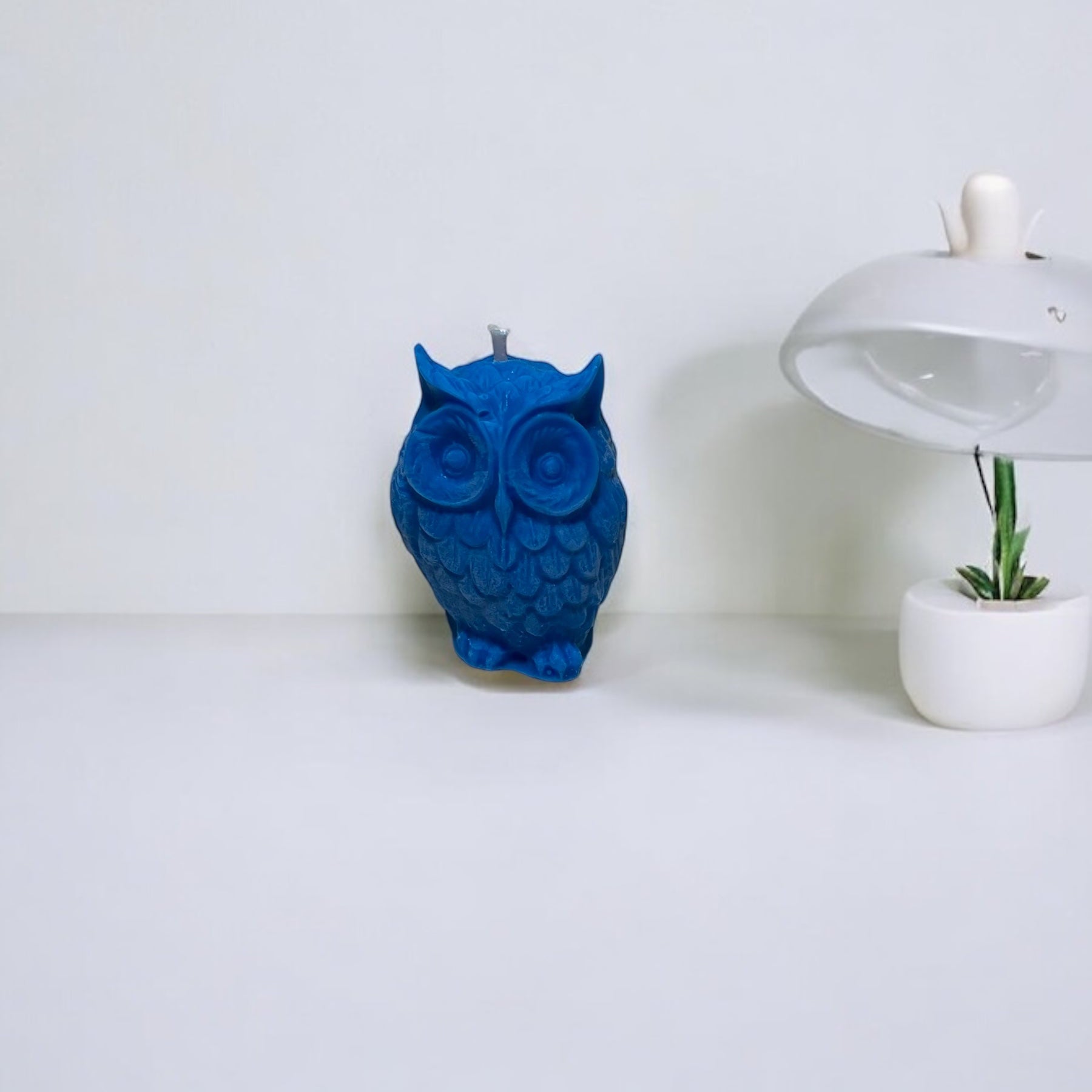 Candela Gufetto artigianale blu, simbolo di saggezza e protezione, realizzata a mano in cera vegetale.