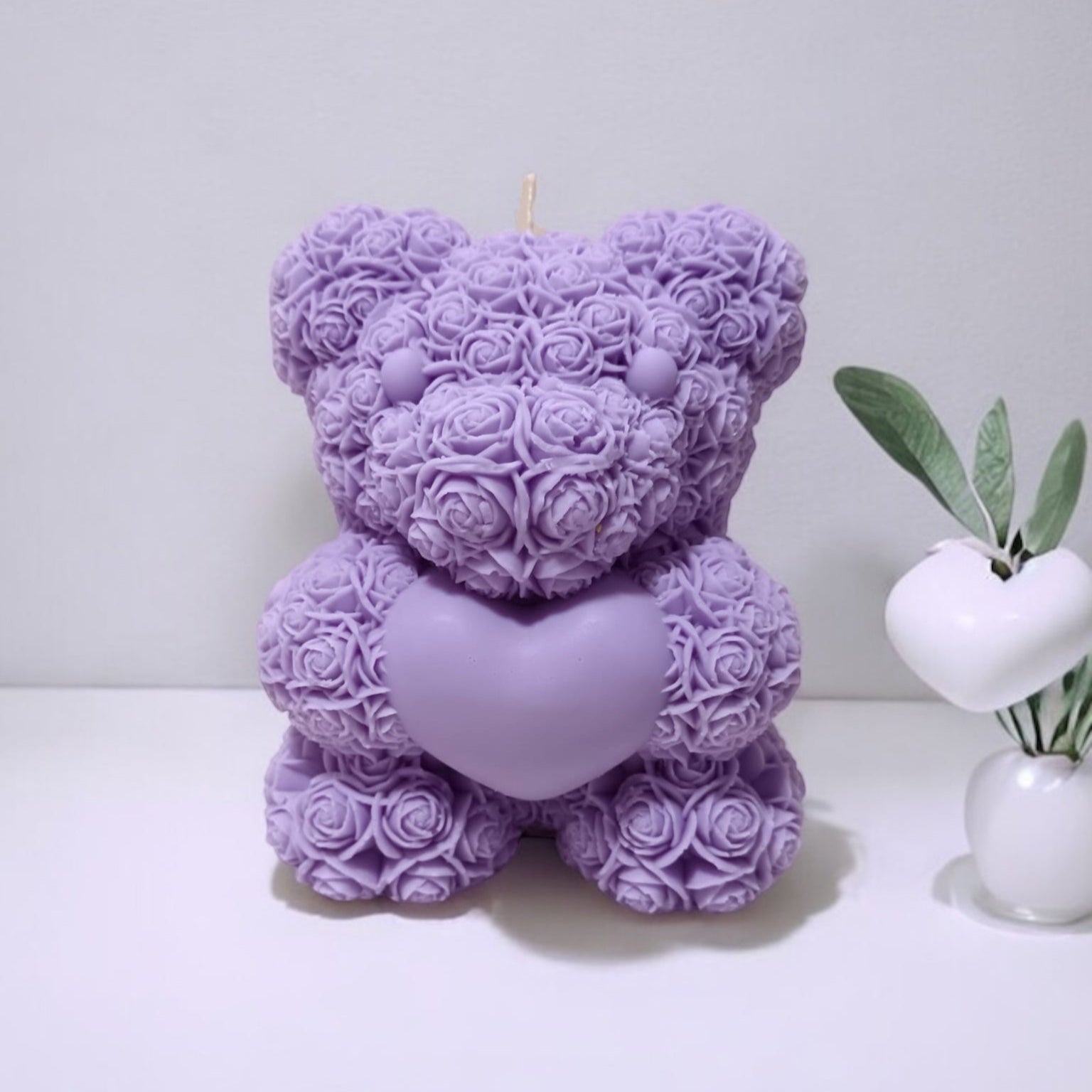 Candela artigianale profumata Teddy Rose XXL lilla, perfetta come idea regalo.