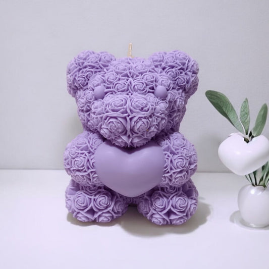 Candela artigianale profumata Teddy Rose XXL lilla, perfetta come idea regalo.