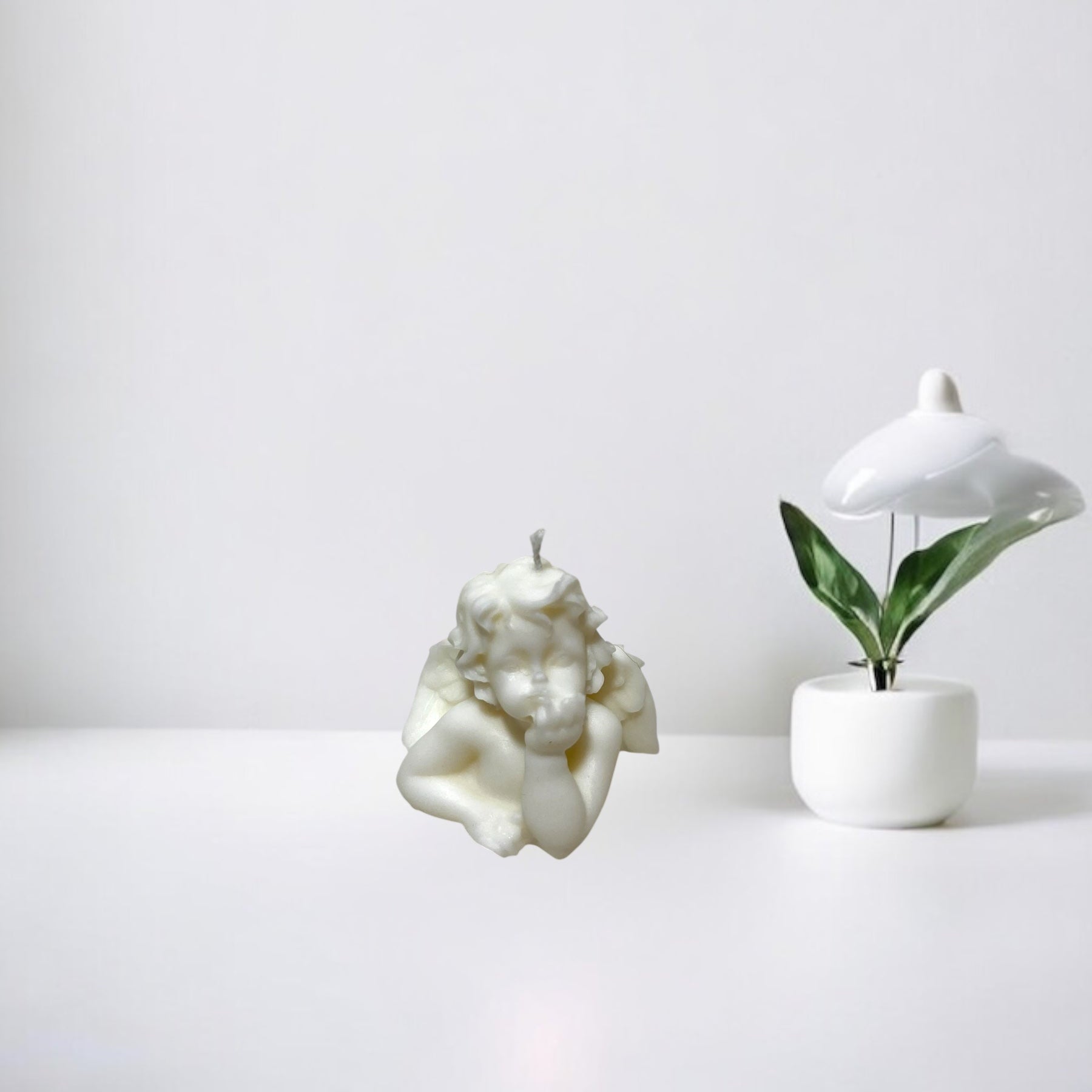 Candela Angioletto grande in cera vegetale, simbolo di purezza e protezione.