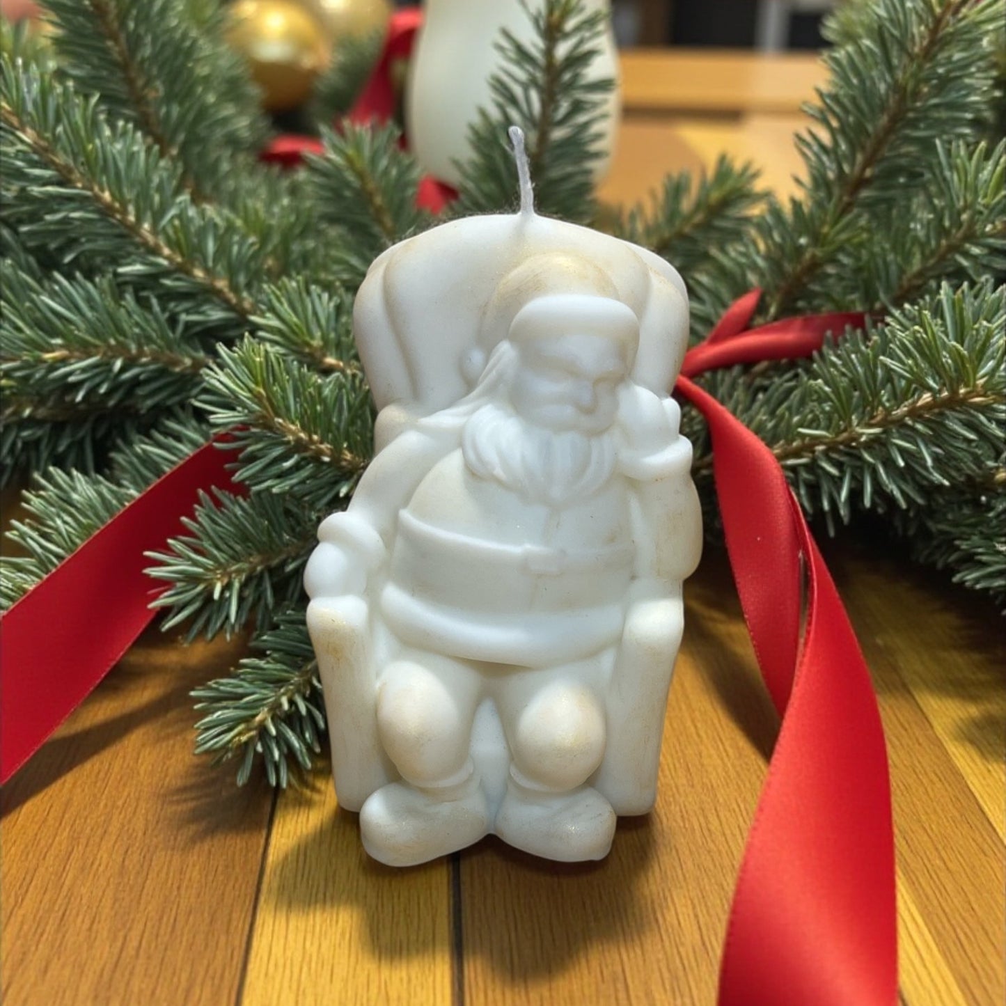 Candela artigianale profumata raffigurante Babbo Natale, creazione natalizia decorativa firmata Essenza di Luce.