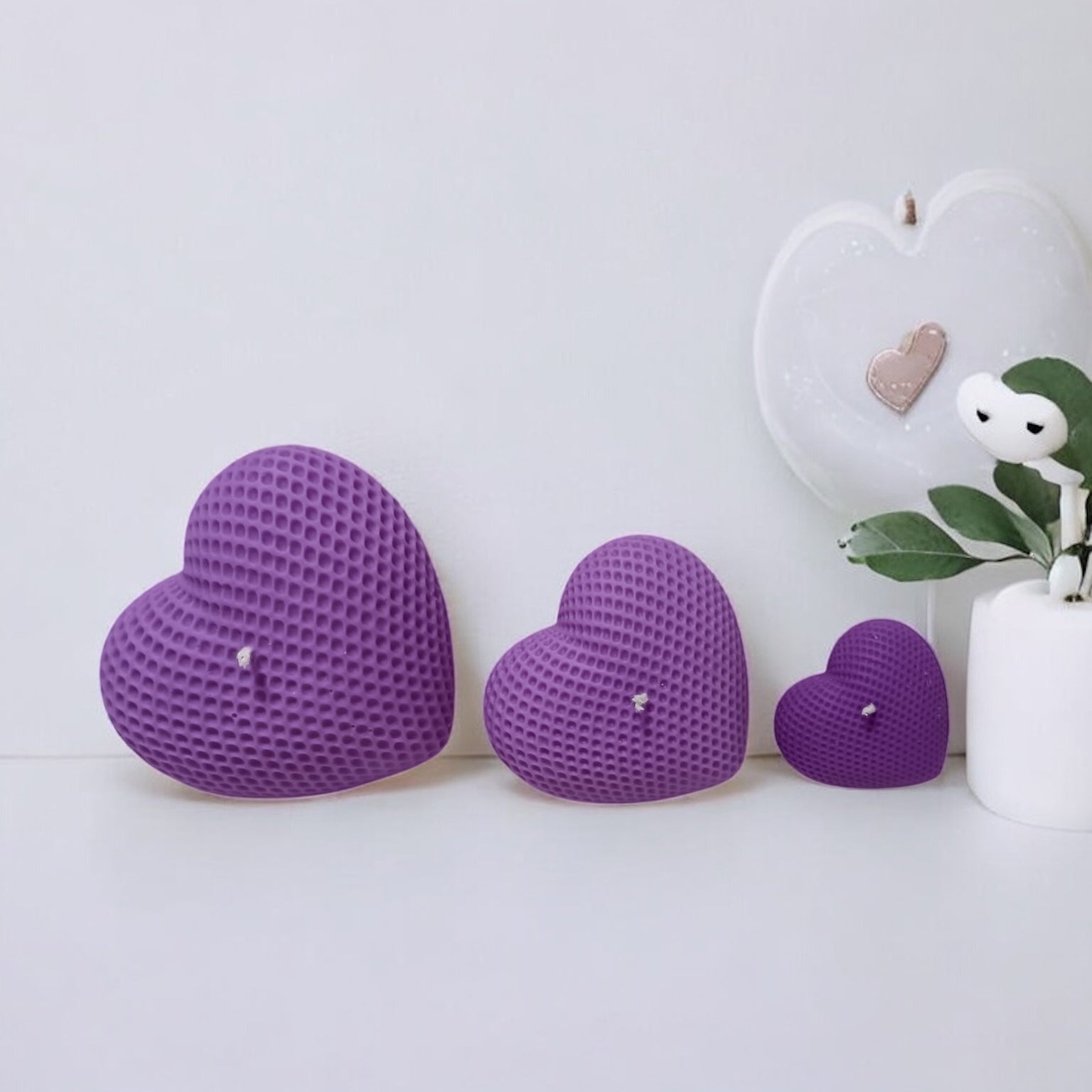 Tris di Cuori viola in cera vegetale artigianale, elegante decorazione romantica.