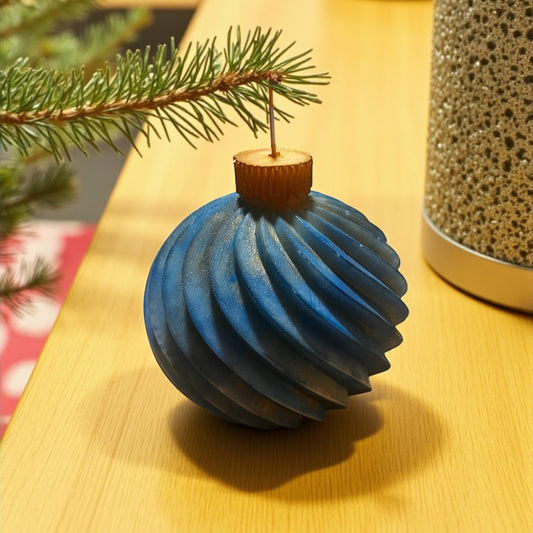 Candele a forma di sfera natalizia artigianale, profumate e disponibili in diversi colori, ideali per decorazioni o regali di Natale.