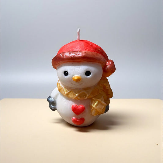 Candela artigianale a forma di pupazzo di neve, profumata e perfetta come decorazione natalizia o idea regalo.