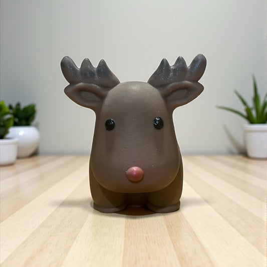 Candela natalizia artigianale a forma di renna, profumata e decorativa, realizzata a mano da Essenza di Luce.