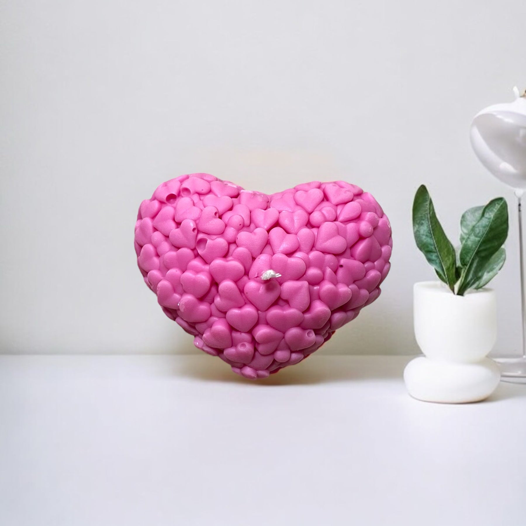 Candela Cuore a Cuori rosa, decorazione d’amore realizzata a mano in cera vegetale profumata.