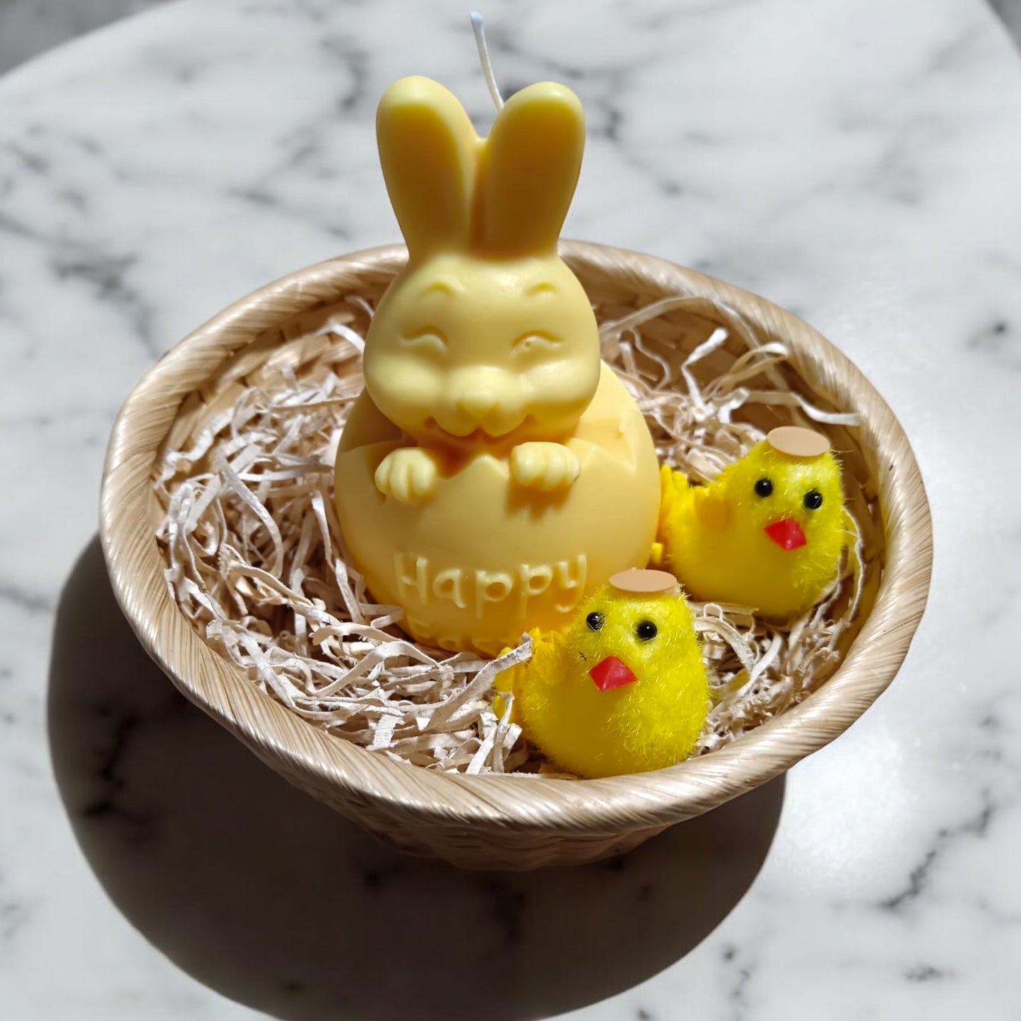 Candela decorativa pasquale con coniglietto giallo e pulcini in cestino, creazione Essenza di Luce.
