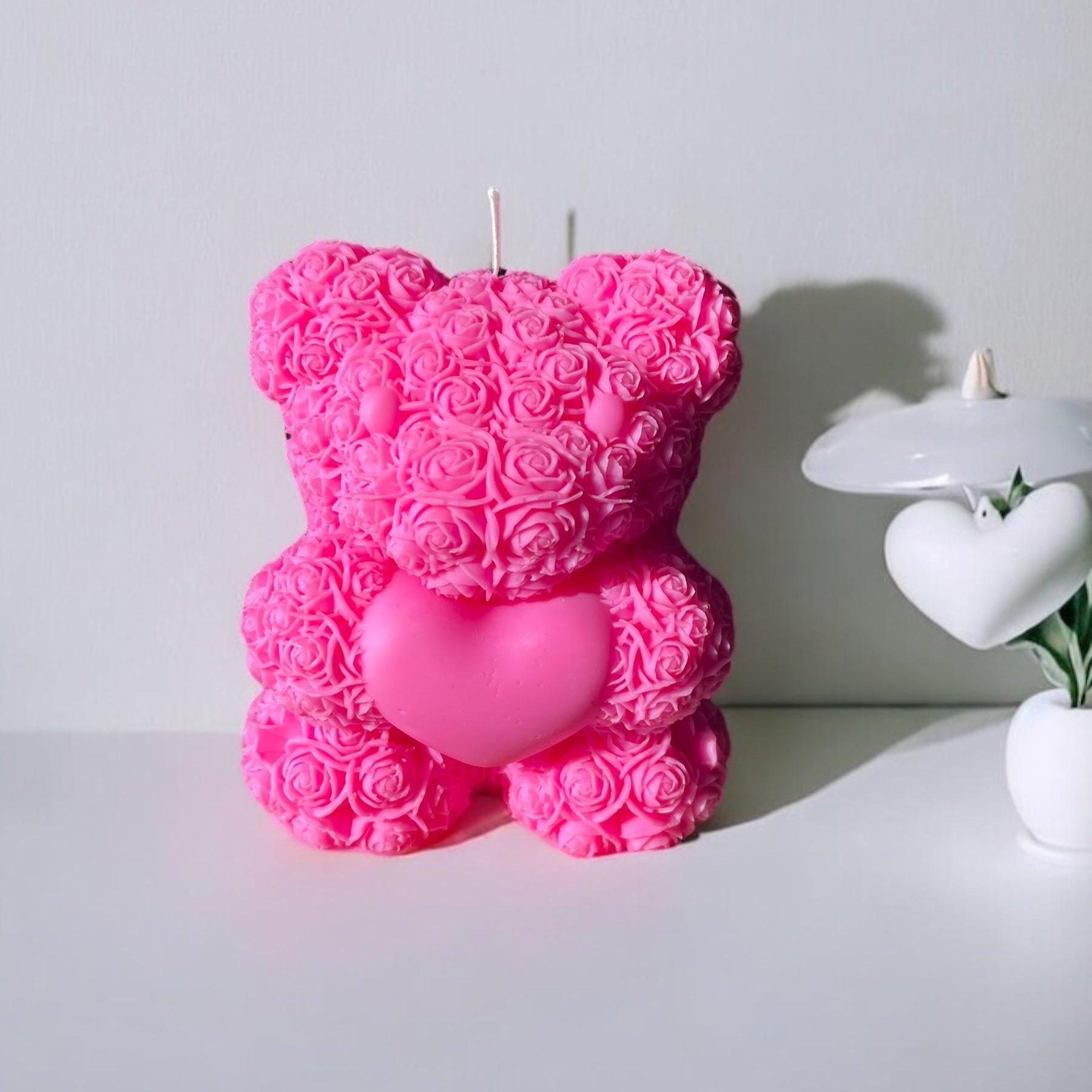 Candela artigianale profumata Teddy Rose XXL rosa, elegante e romantica, firmata Essenza di Luce.