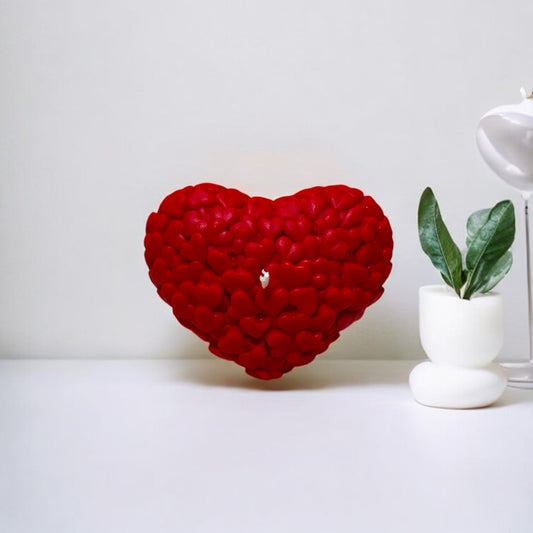 Candela artigianale Cuore a Cuori rossa in cera vegetale profumata, ideale come regalo romantico.