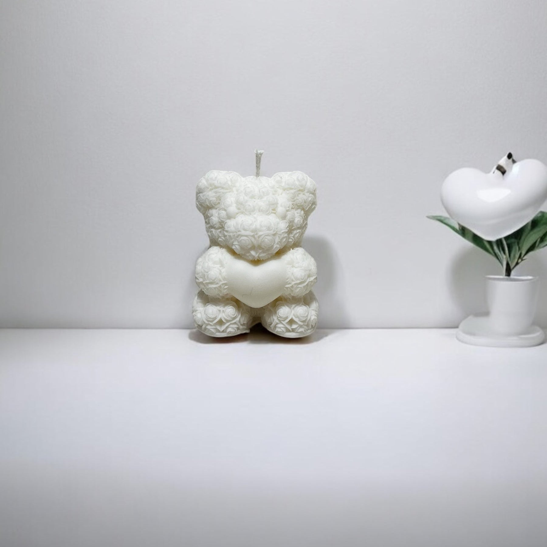 Candela artigianale profumata Teddy Rose piccolo con un cuore, in versione bianca, a forma di orsetto, firmata Essenza di Luce