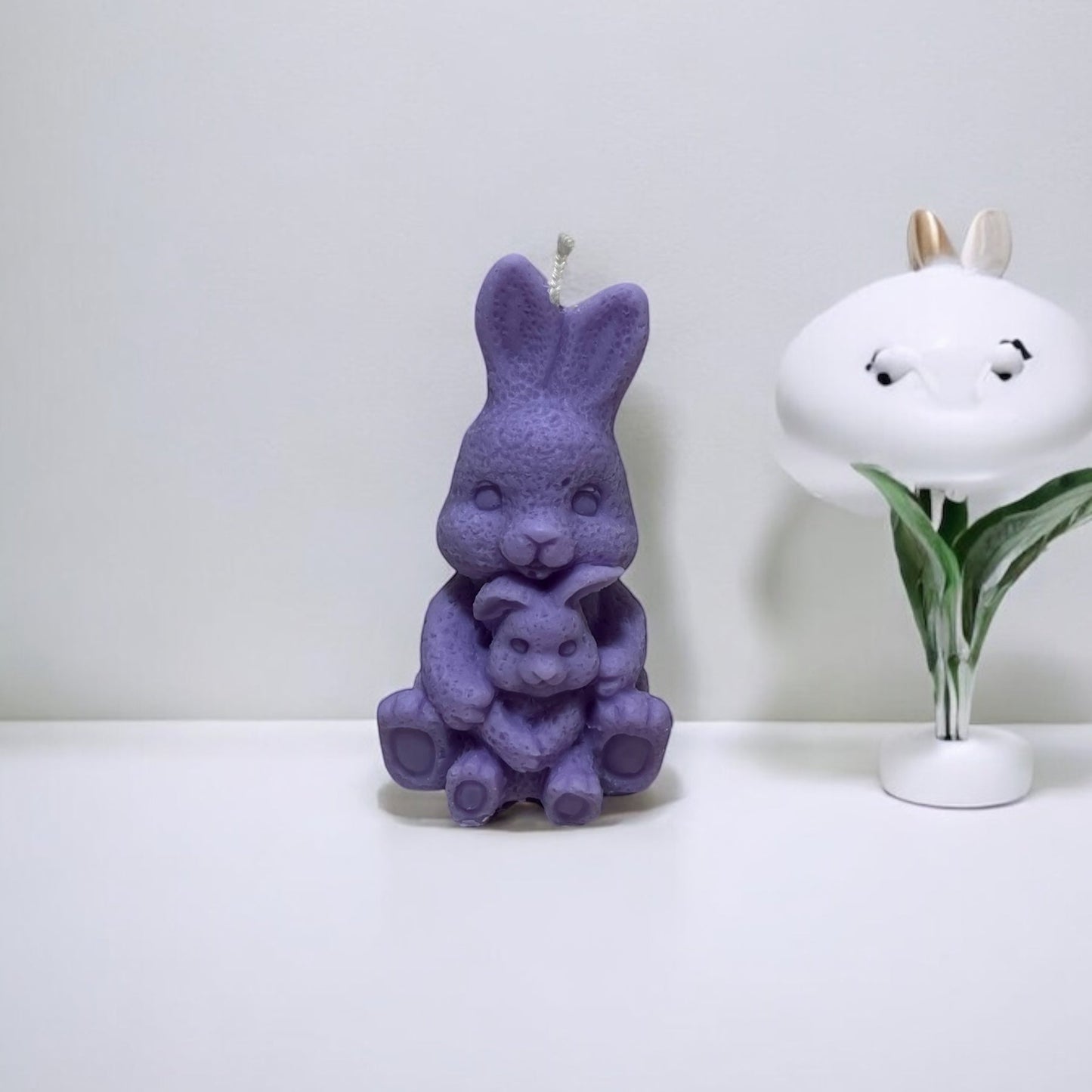 Candela artigianale profumata a forma di coniglietto singolo, in versione lilla, ideale come decorazione o regalo di Pasqua.