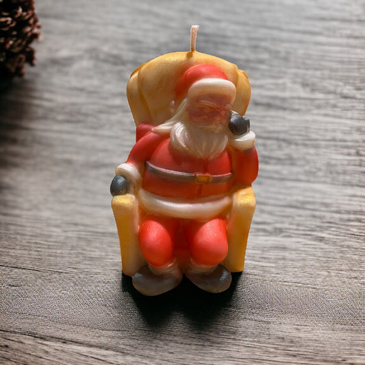 Candela artigianale profumata raffigurante Babbo Natale, creazione natalizia decorativa firmata Essenza di Luce.