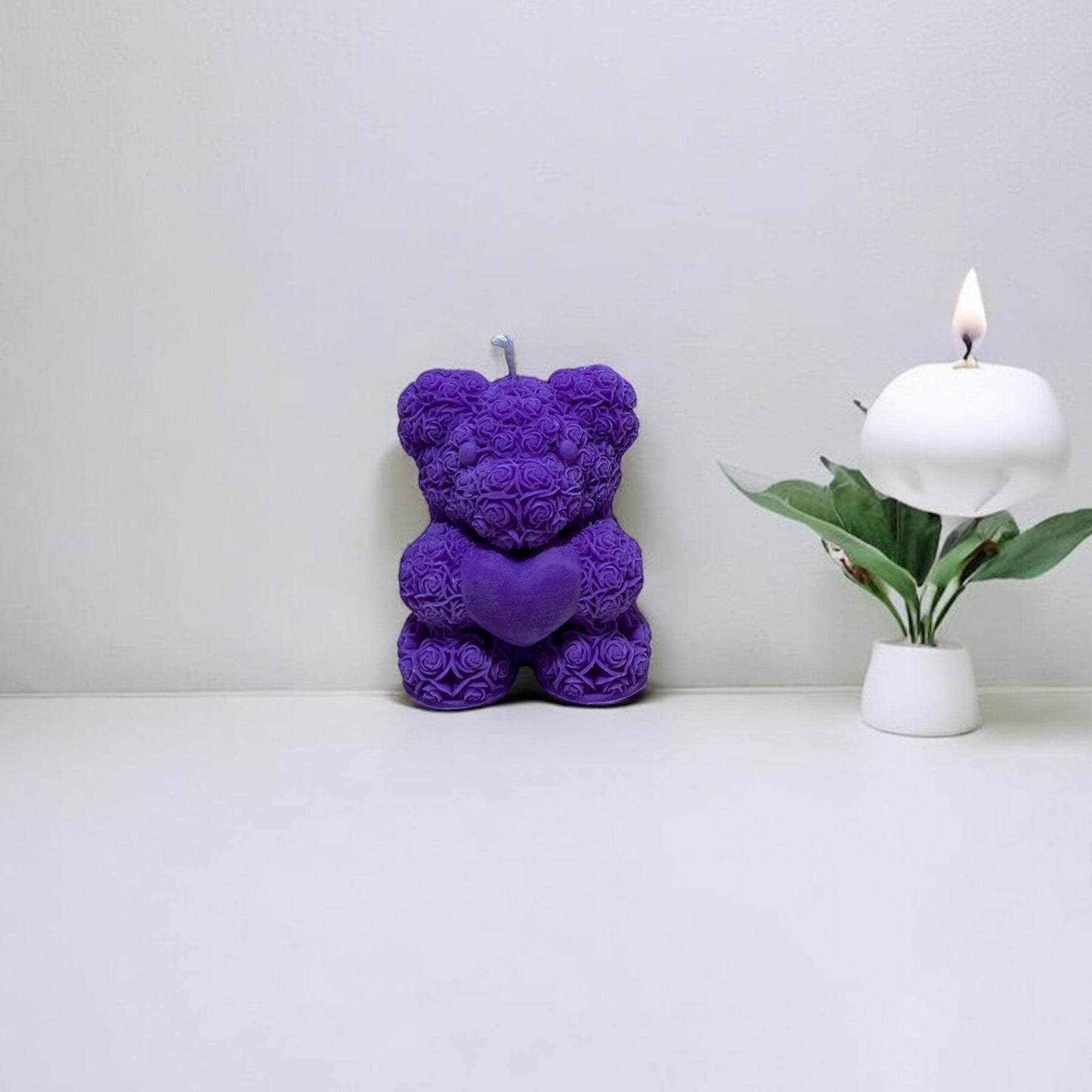 Candela artigianale profumata Teddy Rose piccolo co un cuore, in versione viola, decorazione elegante fatta a mano