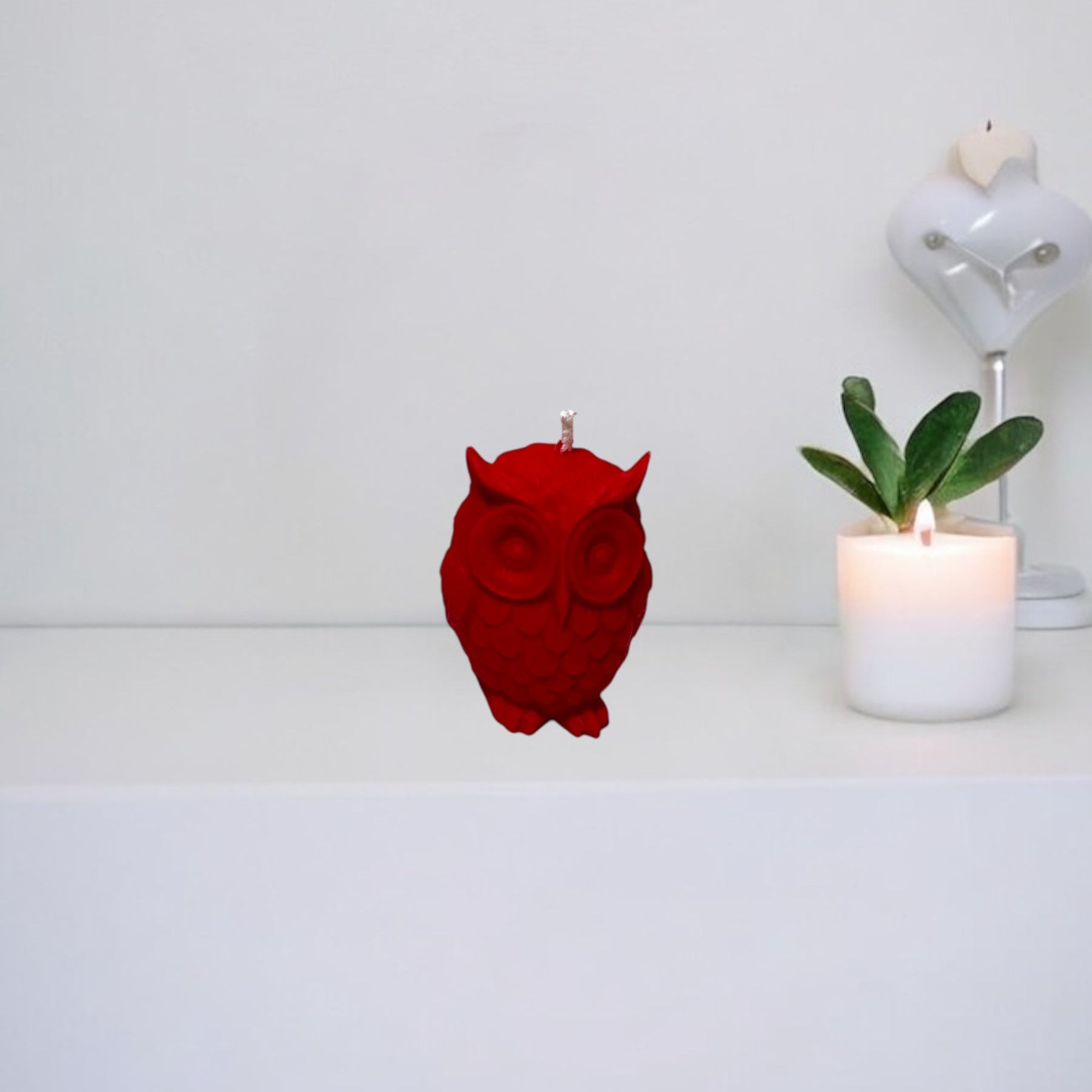 Candela Gufetto rossa in cera vegetale profumata, ideale come idea regalo portafortuna.