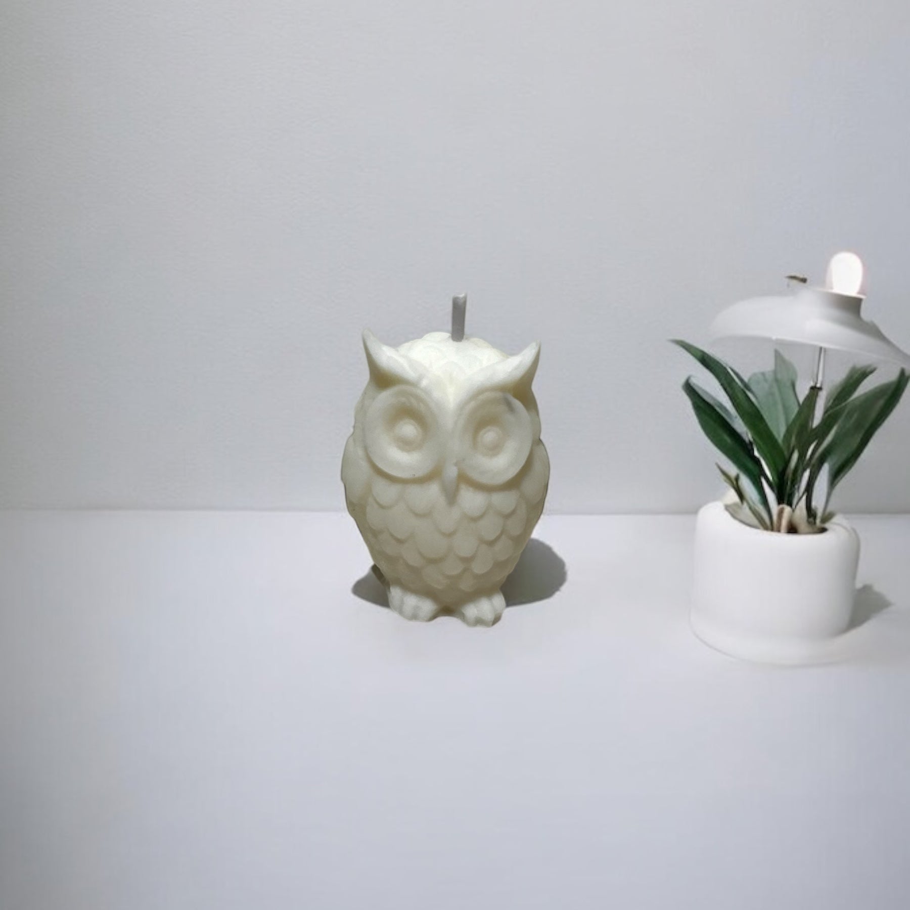 Candela artigianale Gufetto bianca in cera vegetale profumata, decorazione elegante Essenza di Luce.