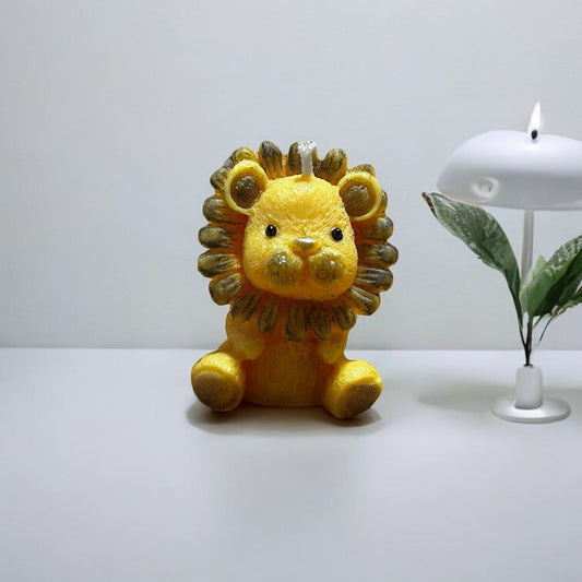 Candela artigianale Leoncino in cera vegetale profumata, simbolo di forza e dolcezza, firmata Essenza di Luce.