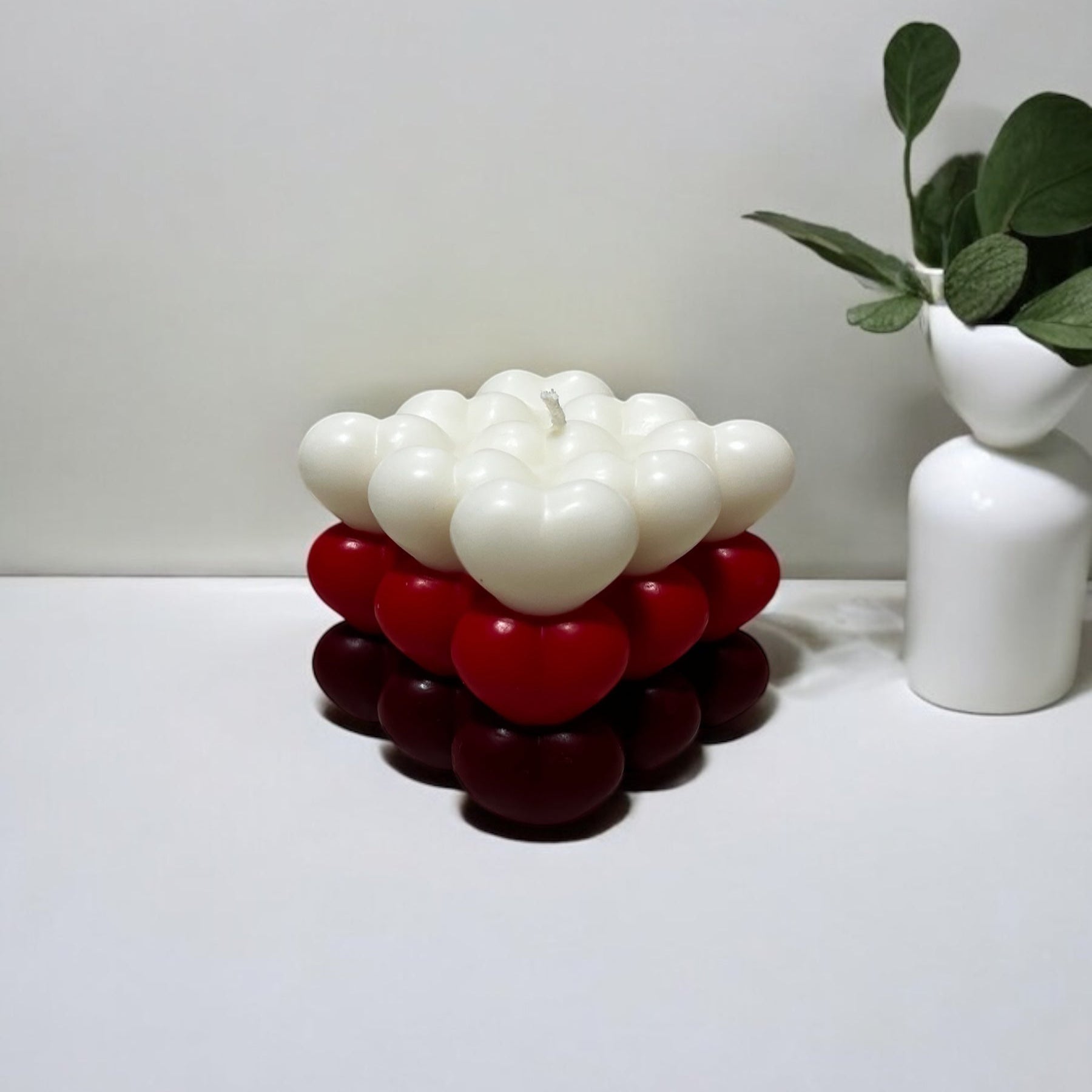 Candela artigianale Cubo a Cuori tricolore bianco e rosso in cera vegetale profumata, firmata Essenza di Luce.
