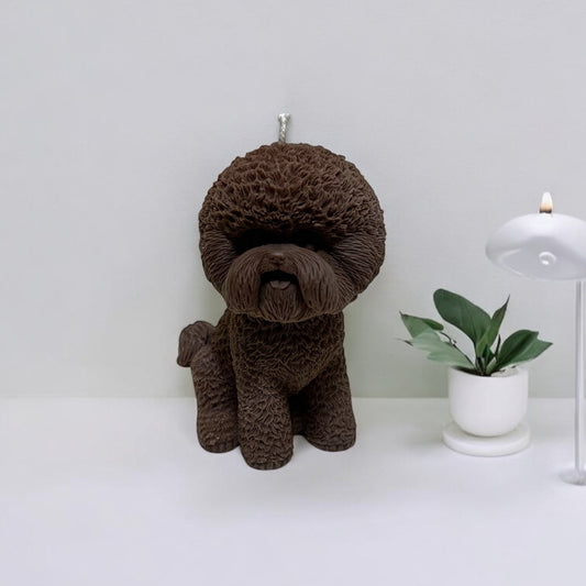 Candela artigianale Barboncino marrone in cera vegetale profumata, realizzata a mano da Essenza di Luce.