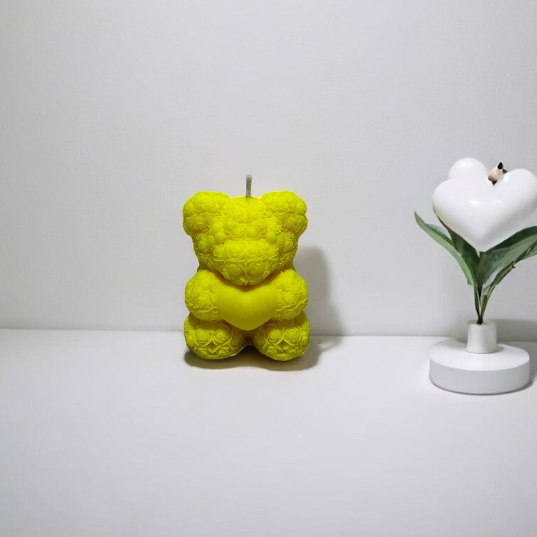 Candela artigianale profumata Teddy Rose piccolo con un cuore, in versione gialla, perfetta come idea regalo.
