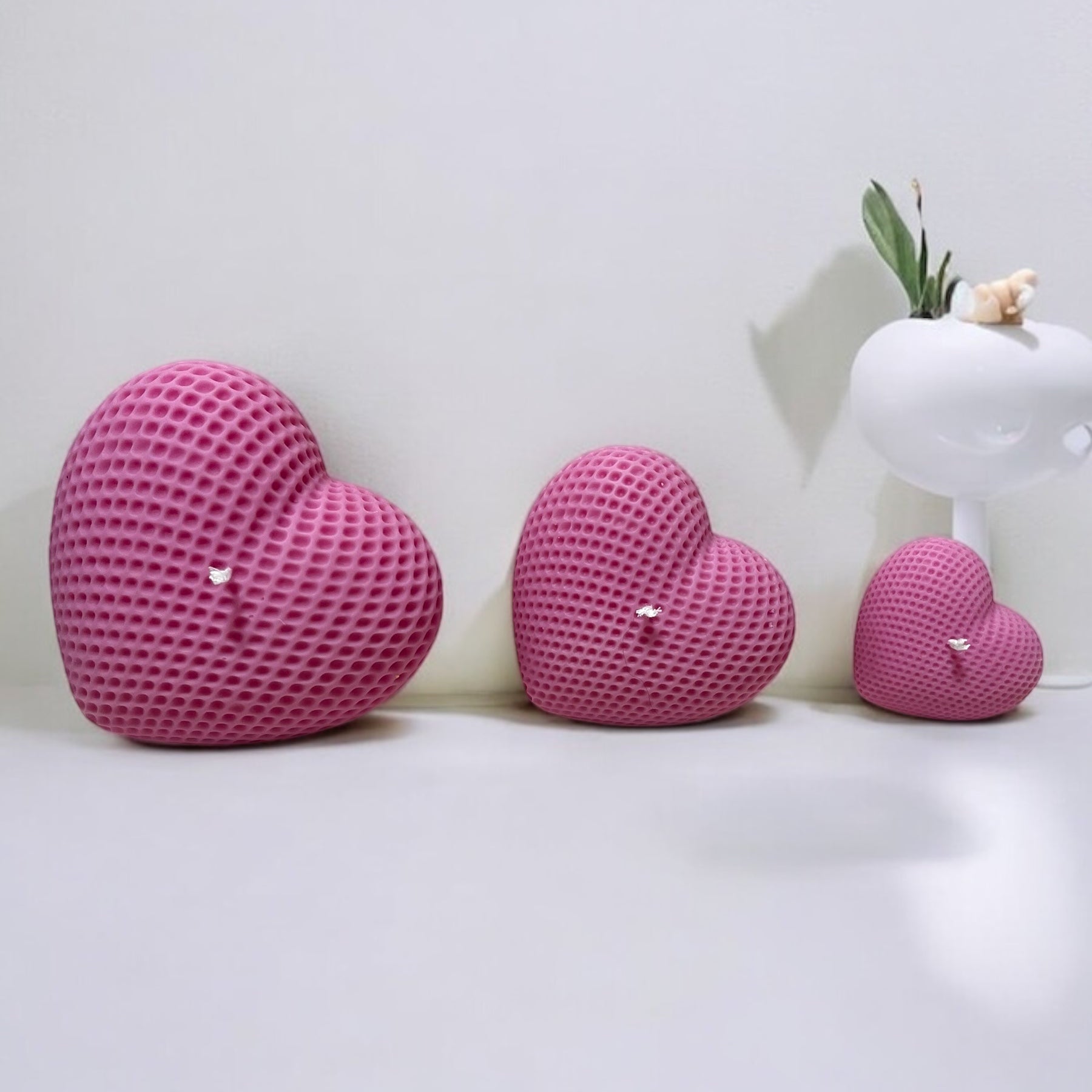 Set di tre candele Cuori rosa in cera vegetale profumata, realizzate a mano da Essenza di Luce.