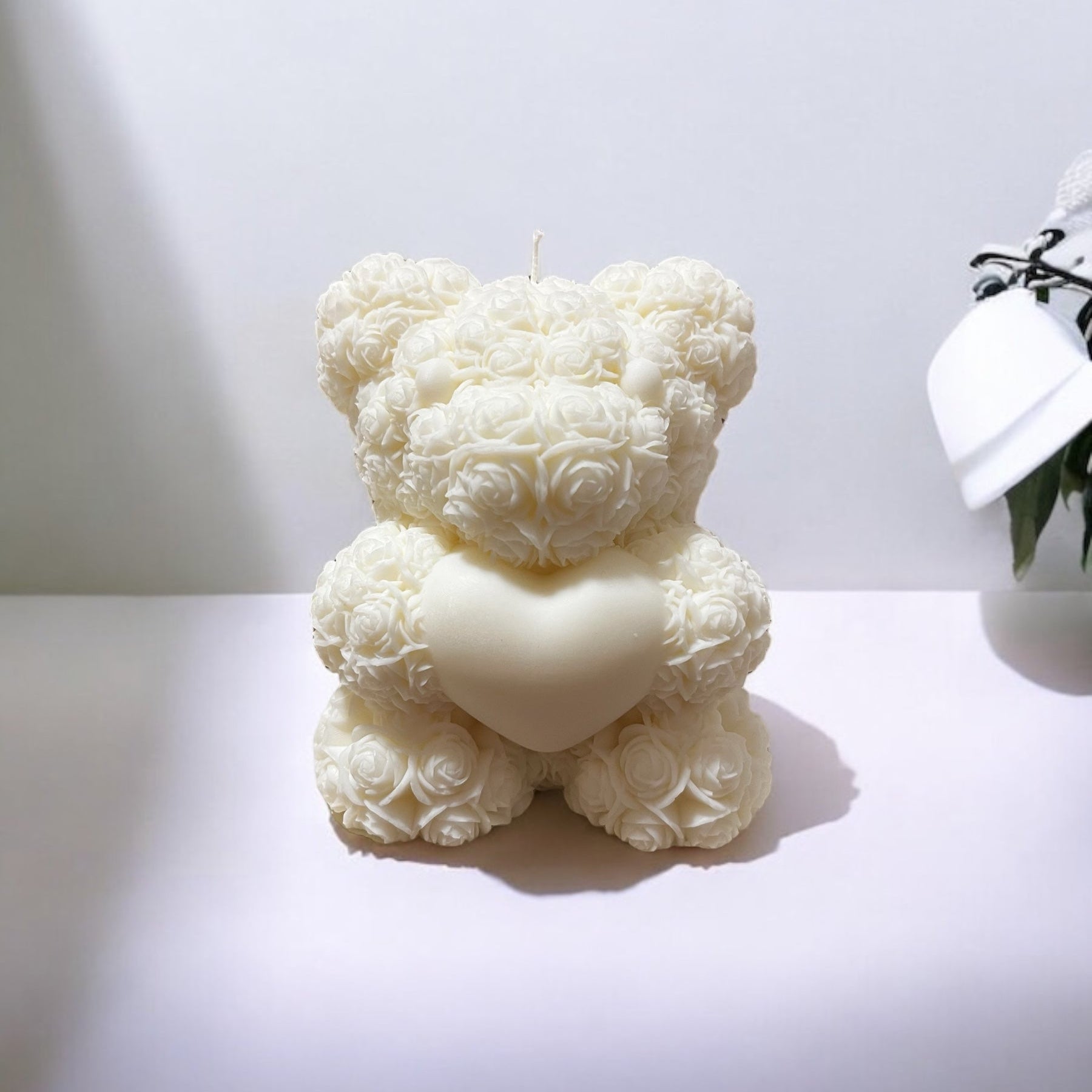 Candela artigianale profumata Teddy Rose XXL bianca, simbolo di eleganza e purezza.