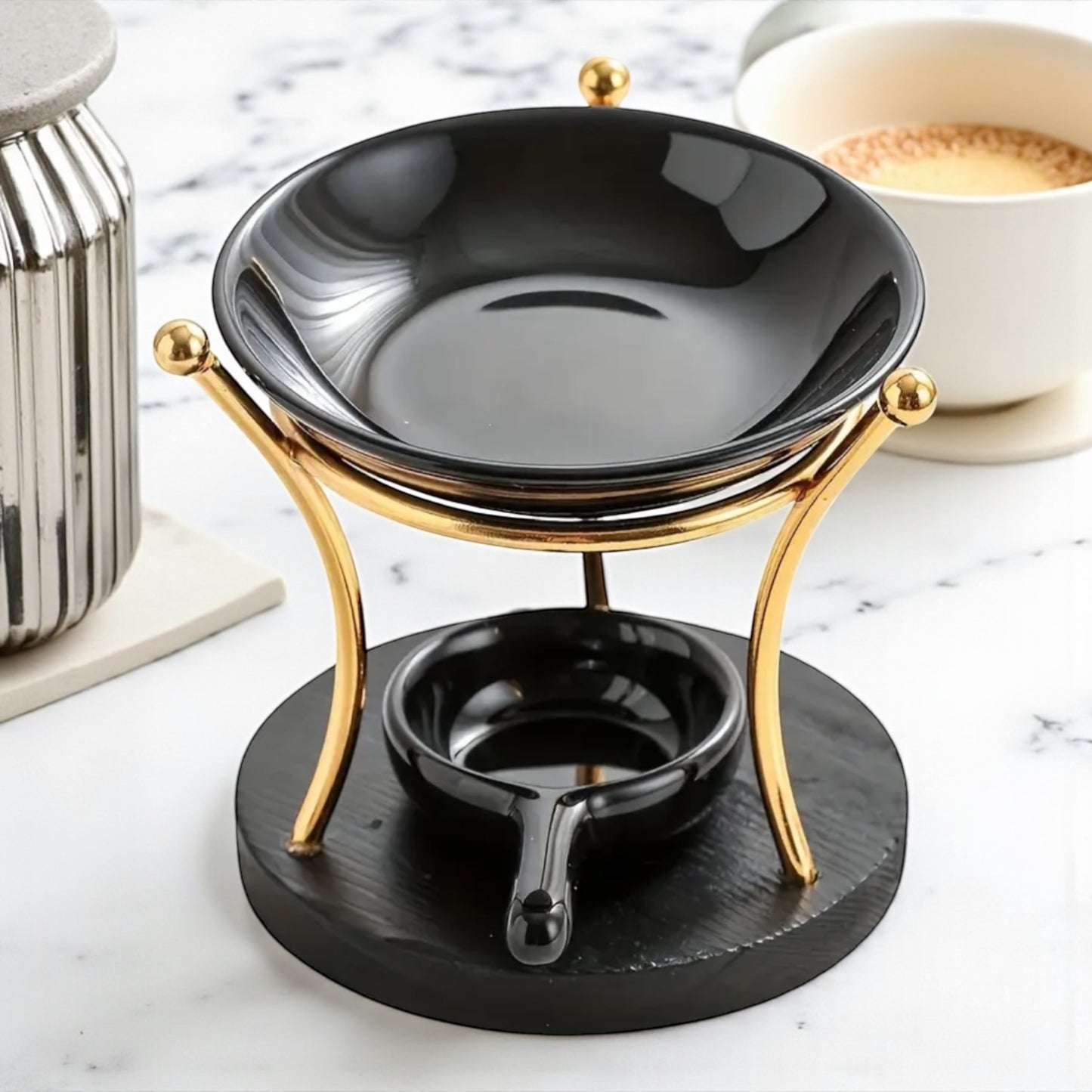 Brucia essenze nero con struttura dorata, elegante e moderno, ideale per sciogliere tart profumate e profumare la casa.