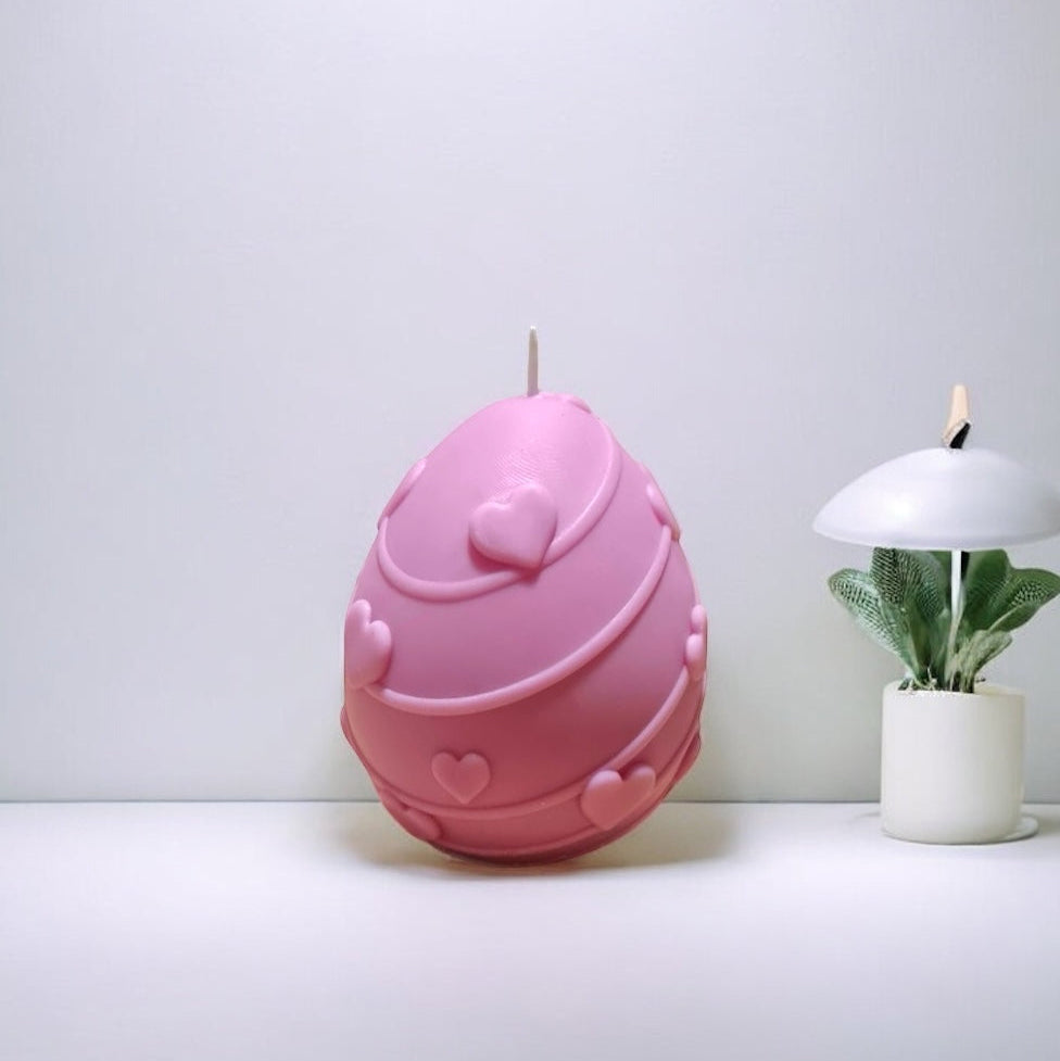 Candela uovo con cuori rosa, creazione artigianale profumata firmata Essenza di Luce.