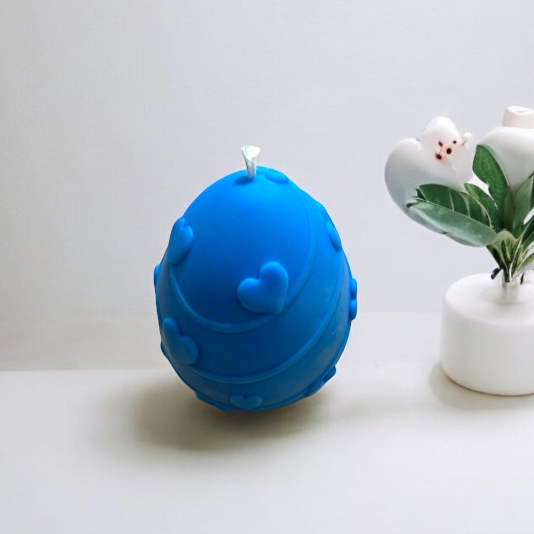 Candela uovo con cuori blu, decorativa e romantica, realizzata in cera vegetale.