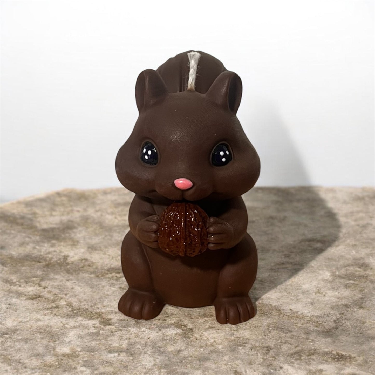 Candela artigianale a forma di scoiattolo marrone con nocciola, decorativa e realizzata a mano.