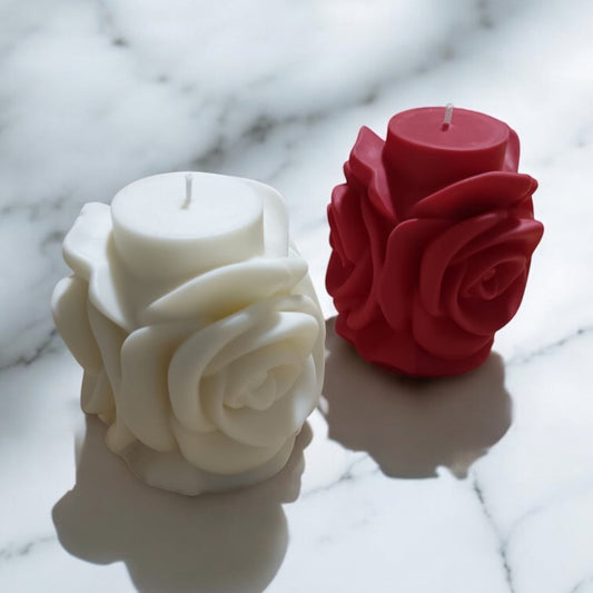 Candele cilindro di rose rosse e bianche, ideali per matrimoni e regali eleganti.