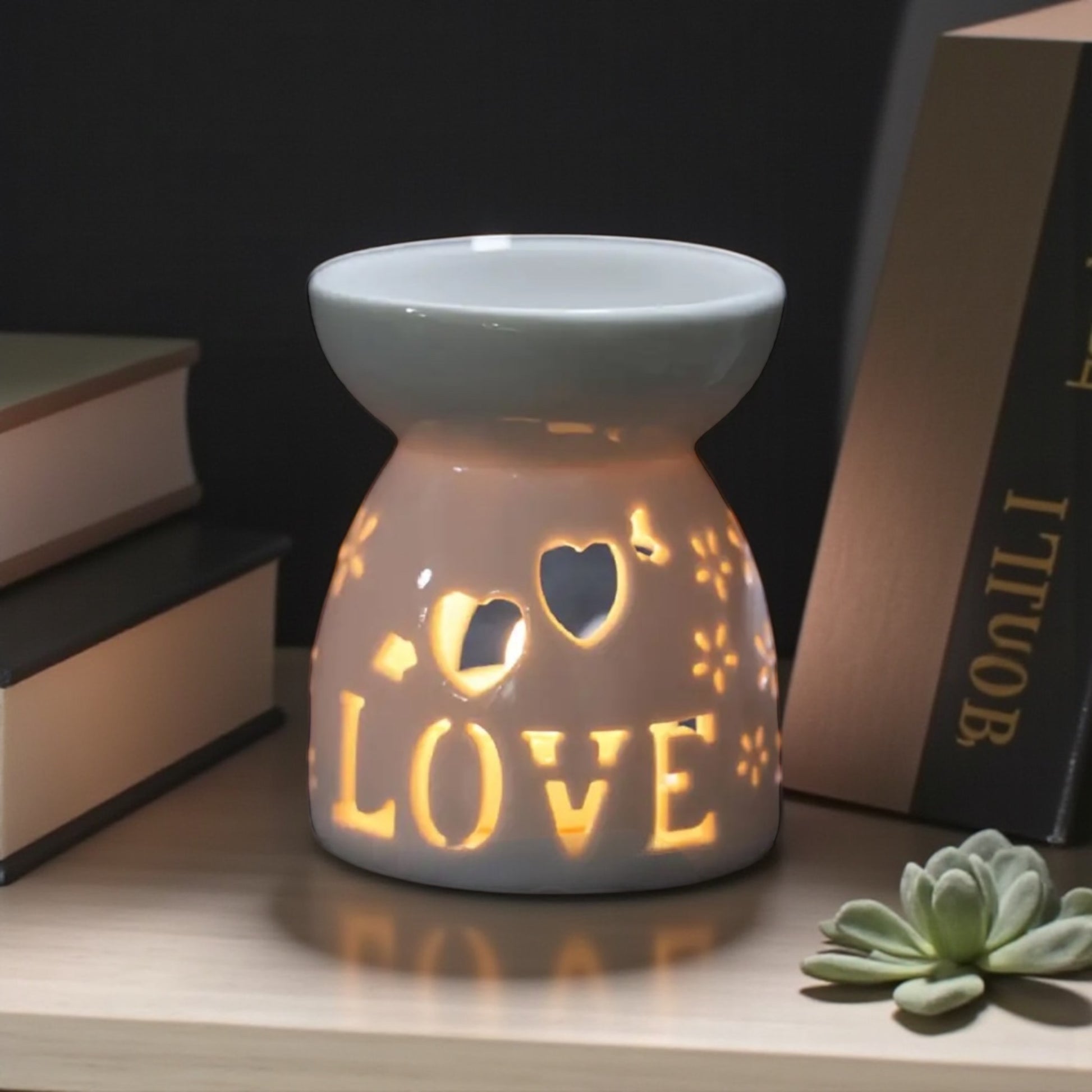 Brucia essenze in ceramica bianca con scritta LOVE traforata illuminata, perfetto per tart profumate e oli essenziali.