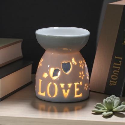 Brucia essenze in ceramica bianca con scritta LOVE traforata illuminata, perfetto per tart profumate e oli essenziali.