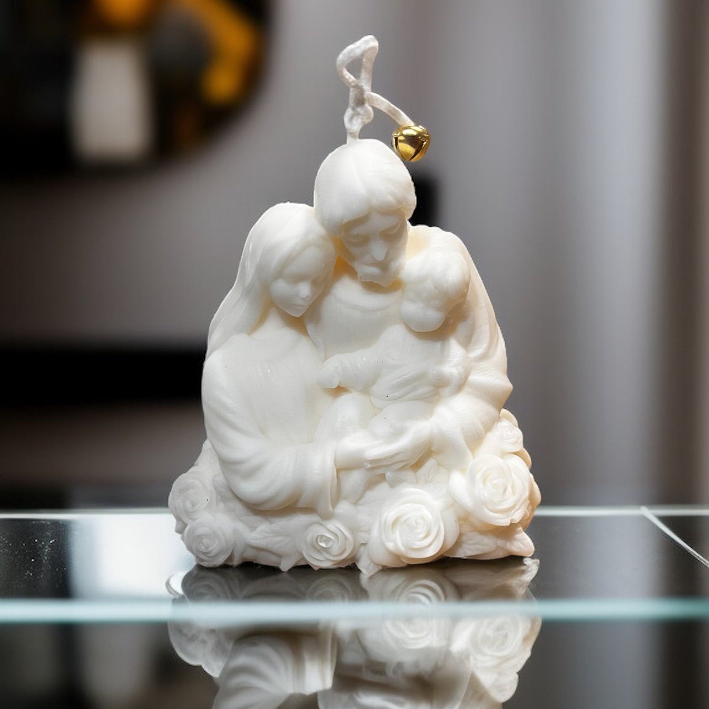 Candela artigianale raffigurante la Sacra Famiglia in cera vegetale bianca, simbolo di amore e protezione.