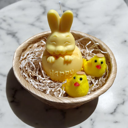Candela decorativa pasquale con coniglietto giallo e pulcini in cestino, creazione Essenza di Luce.