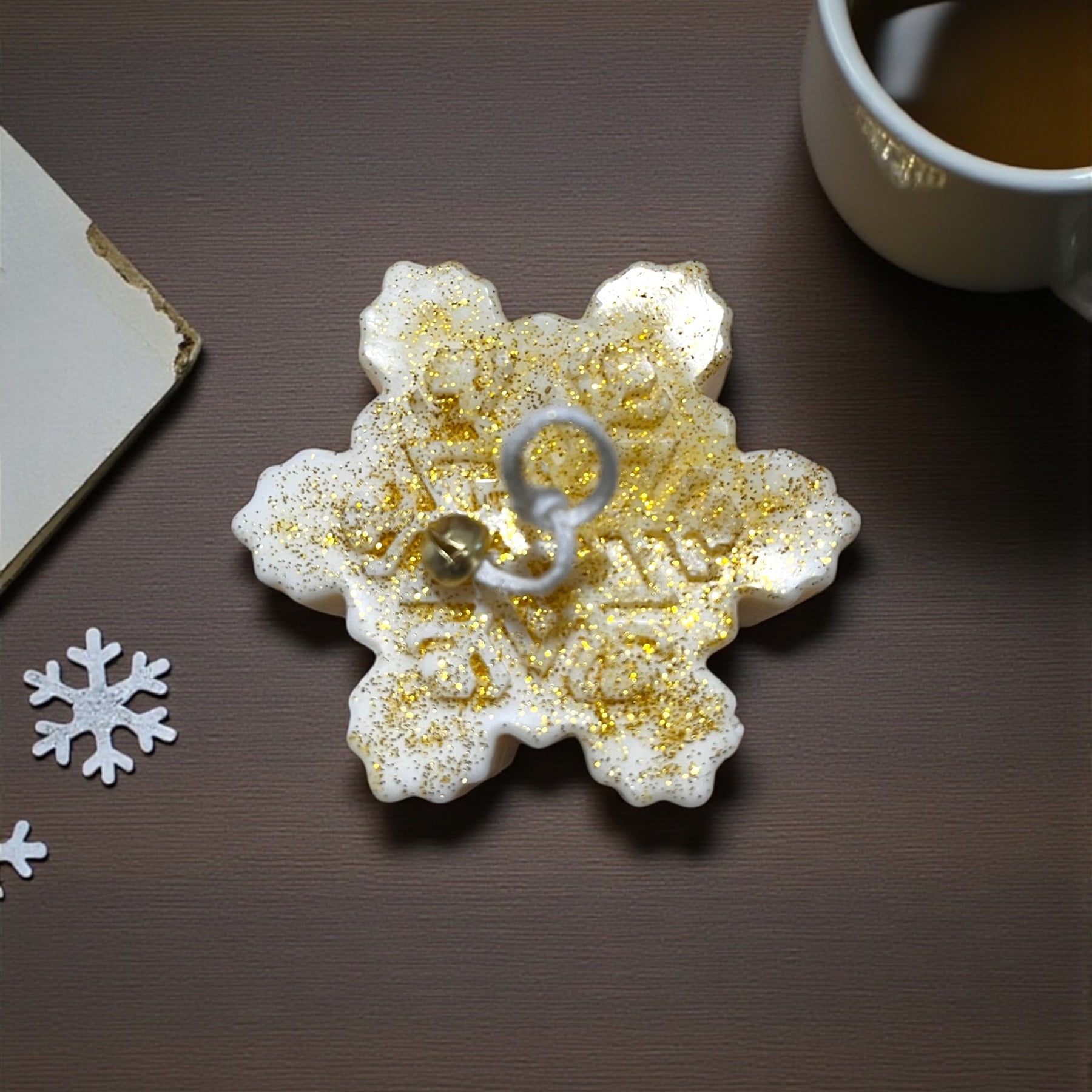 Candela artigianale a forma di fiocco di neve in cera vegetale bianca con glitter dorati, decorazione natalizia elegante.