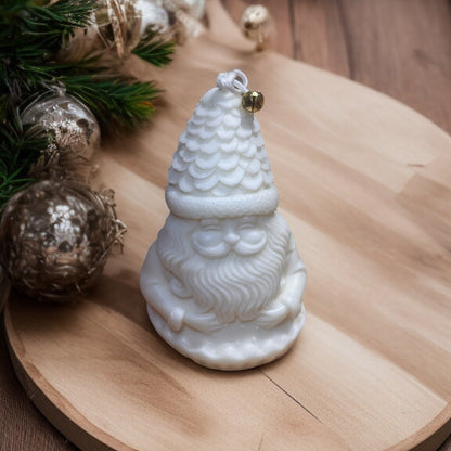 Candela artigianale a forma di Babbo Gnomo in cera vegetale bianca, decorazione natalizia elegante e artigianale.