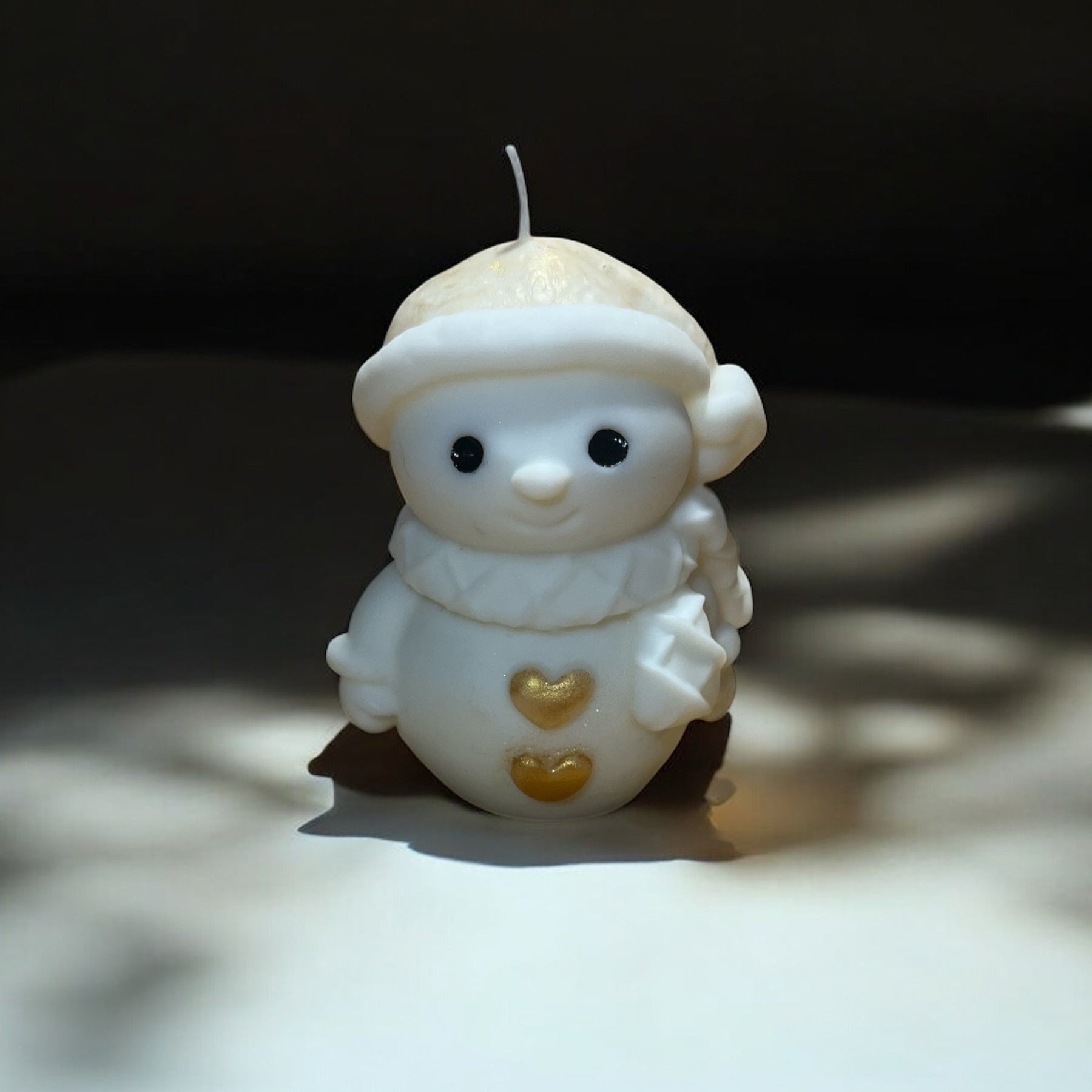 Candela artigianale a forma di pupazzo di neve, profumata e perfetta come decorazione natalizia o idea regalo.