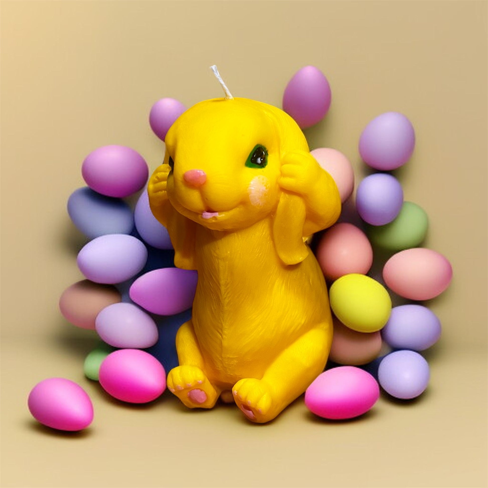 Candela decorativa coniglietto pasquale giallo con uova colorate, ideale per decorazioni di Pasqua.

