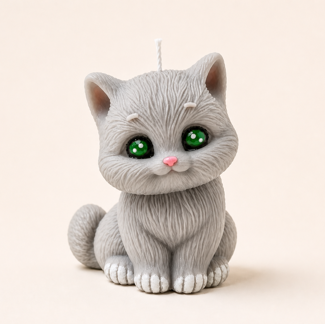 Candela a forma di gattino grigio con occhi verdi, stile elegante.